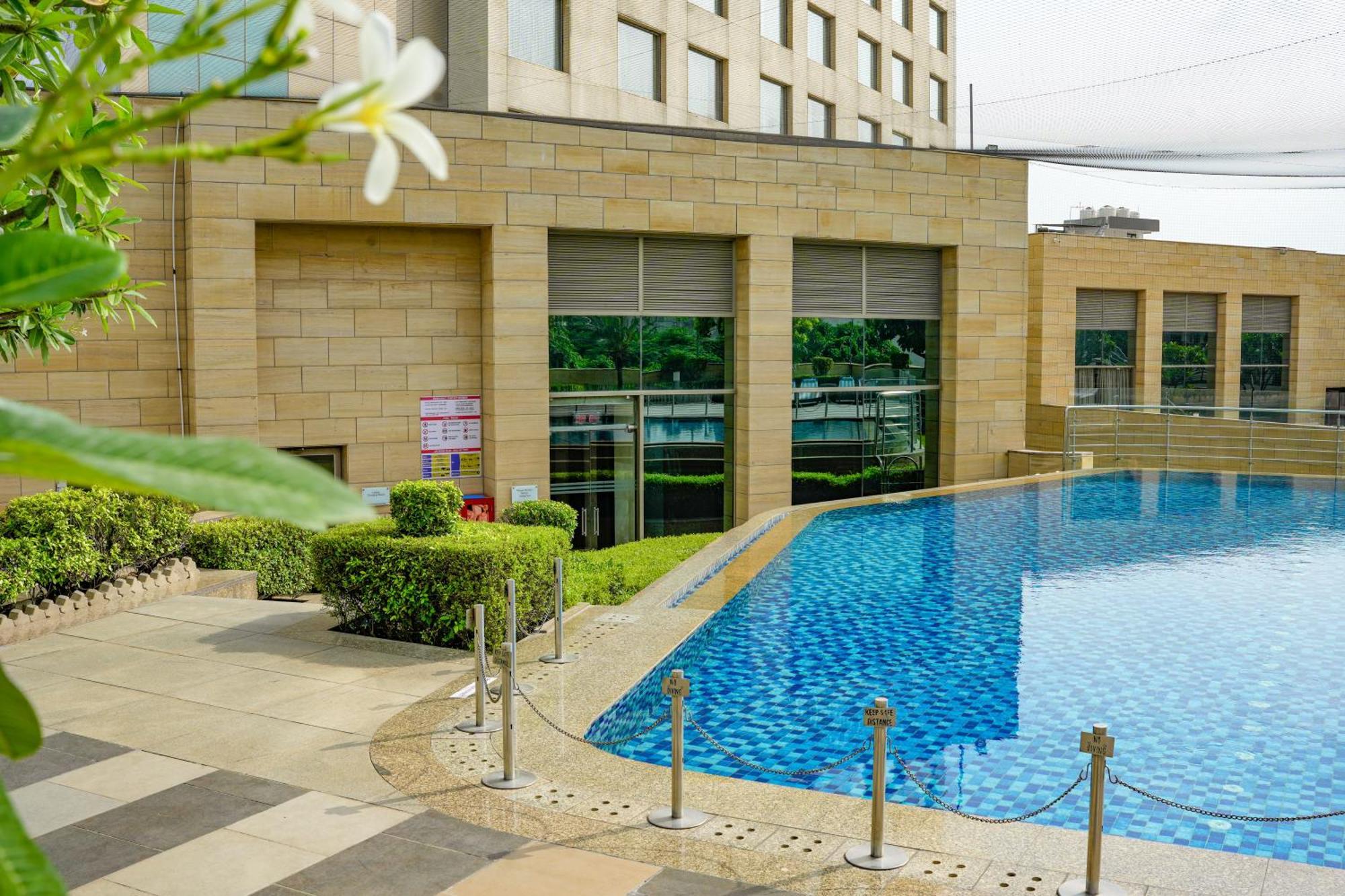 Courtyard By Marriott Gurugram Downtown Hotel Gurgaon Exterior foto